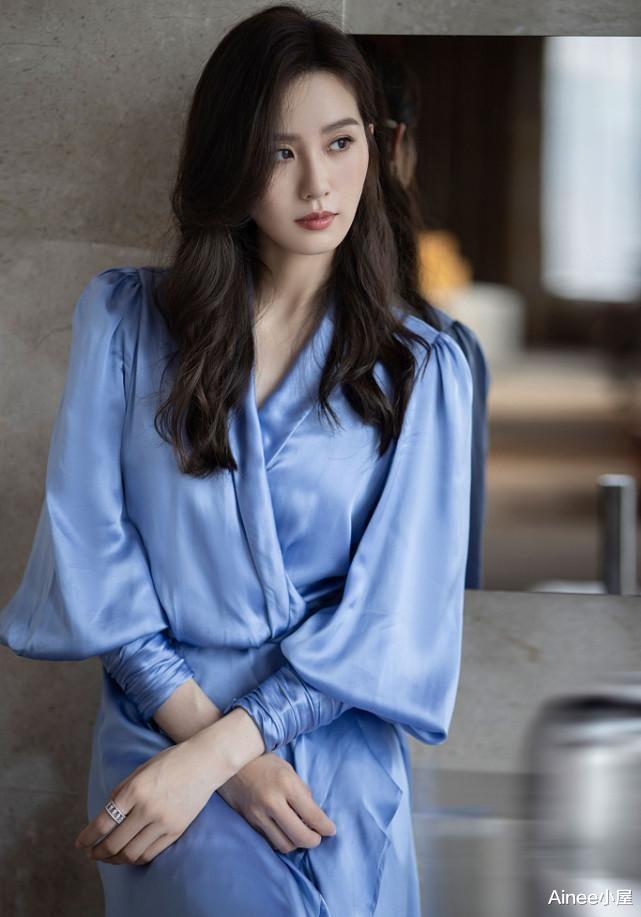 安杰|看肌肤就知道刘诗诗的年龄，但穿裙子仍然挺清秀，蝴蝶结发带减龄