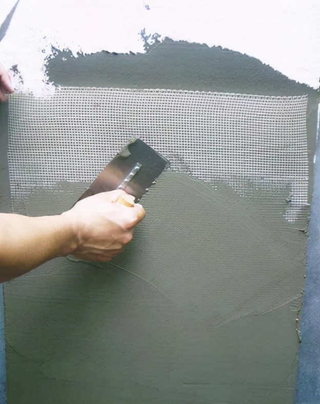 刷油漆前挂上一层网，装修师傅说，这样的墙面才是最平整的