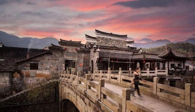 双桥沟 浙江一古镇，因古代排名而得名，还有着百姓古镇以及方言王国之称