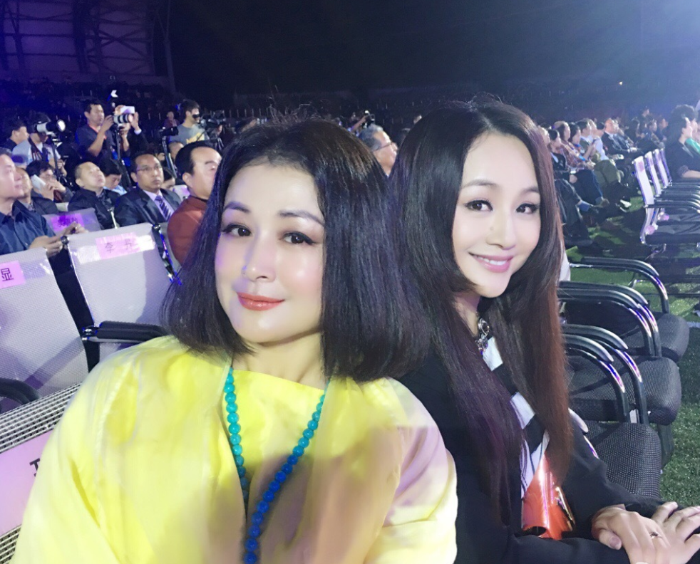 于月仙|曹颖晒昔日合照送别于月仙，曾期望两人一起演姐妹，如今却成遗憾