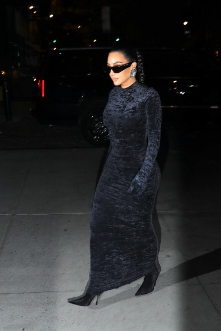 金·卡戴珊|金卡戴珊的44岁黑人前夫与女友公开秀恩爱！22岁嫩模一身黑真高调