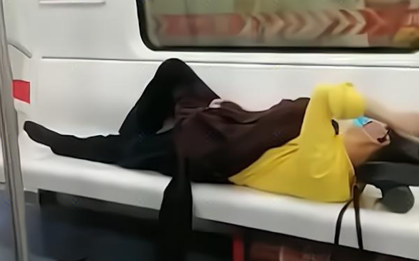 守前所为说游 令人作呕！山西一大爷地铁上公然上演不雅行为，身边乘客纷纷离开