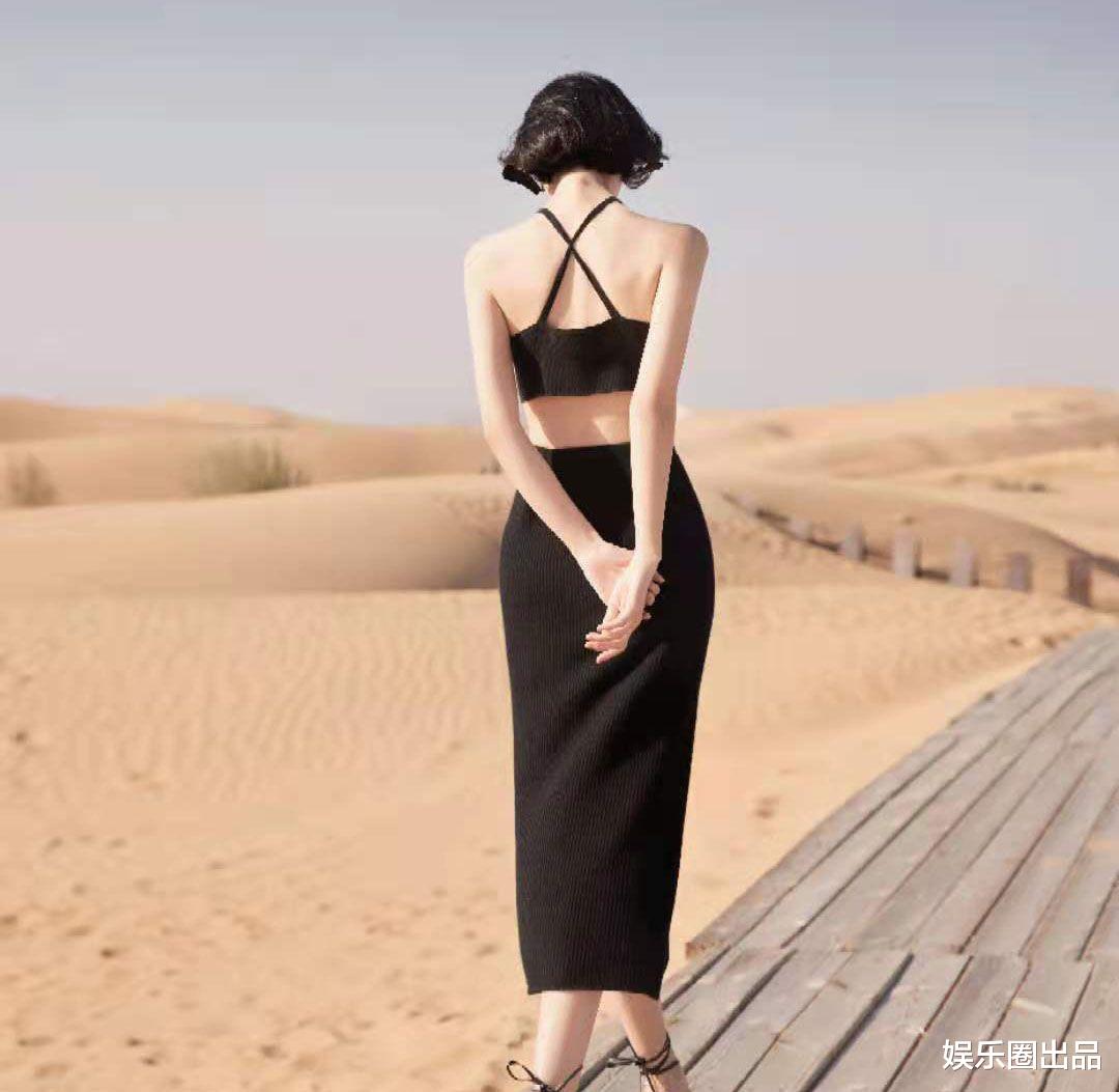 周雨彤|周雨彤在沙漠凹造型，穿背心秀曲线美，背部曲线赏心悦目