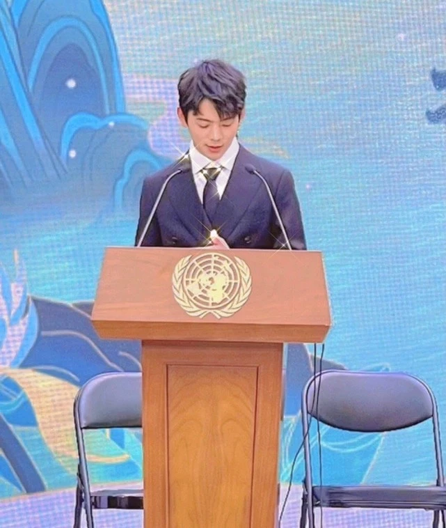 时尚风行派|丁真骑白马上街超有排面！穿藏袍举国旗意气风发，笑容好有感染力