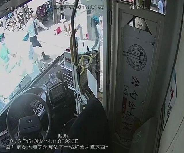 长江日报 乘客出现呼吸心跳骤停,公交司机全程参与救助