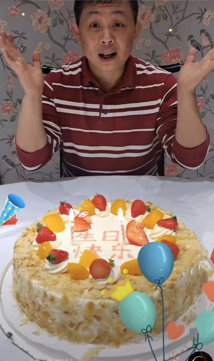 |邓亚萍晒全家福为老公庆生！夫妻搂肩太甜蜜，儿子帅气魁梧更像爸