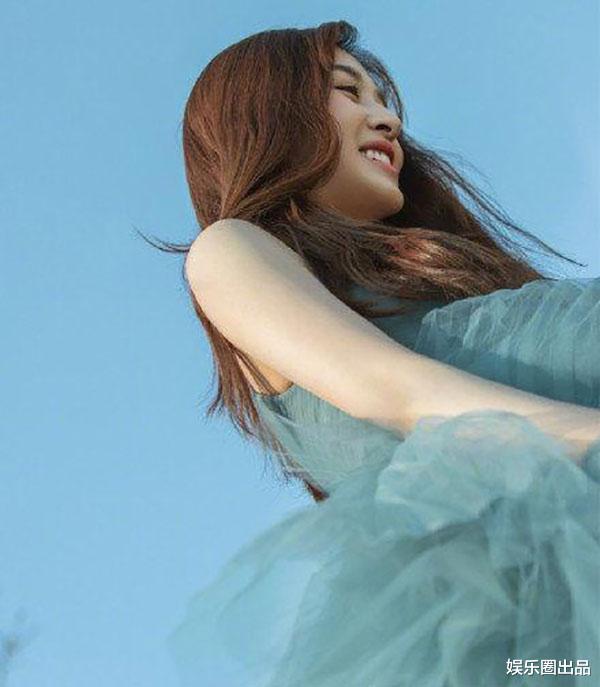 张含韵|张含韵也有“饱满身材”，穿纱裙在山中凹造型，身姿曼妙凹凸有致
