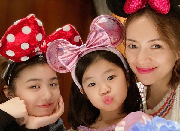 章子怡|章子怡晒全家福，汪峰大女儿被挤角落，身后合照暴露“继女”心酸