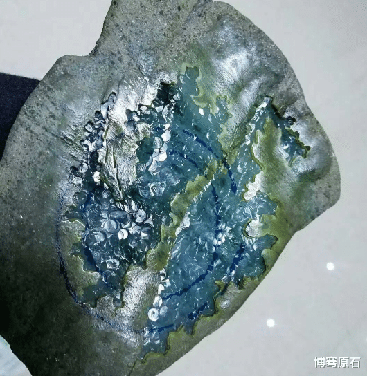 神仙难断寸玉,男子3000元买入鸭蛋大小的莫西沙原石,一刀切开火了半个原石圈?