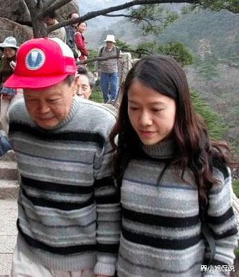 槑小姐侃说 杨振宁真有福气,100岁仍有娇妻陪伴左右,45岁翁帆穿红裙真喜庆