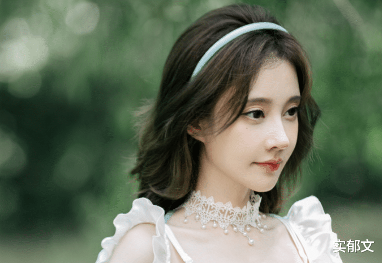 实郁文|素颜让人惊艳,成功登上热搜,冯提莫的皮肤状态怎么这么好?