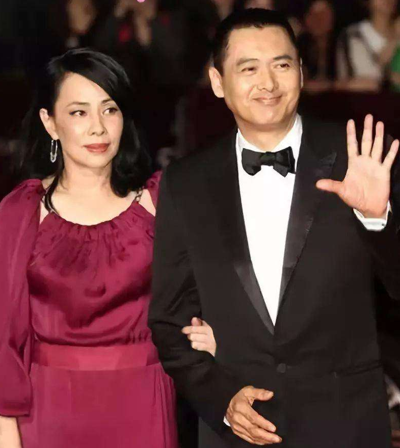 周润发|周润发老婆素颜跑步被拍,也不避镜头,爱运动的人才会被岁月善待