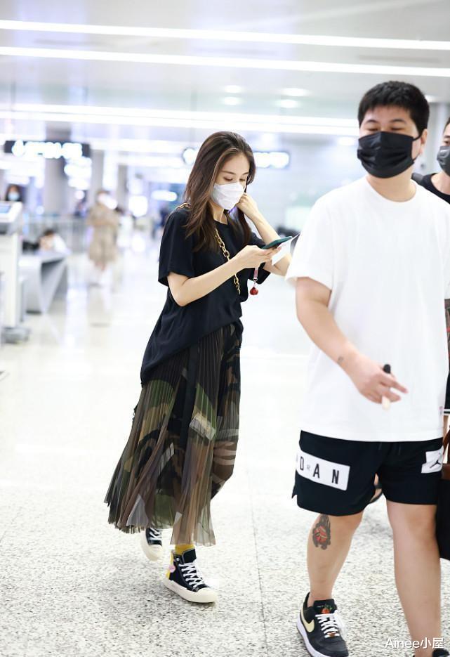 Ainee小屋|王子文真是“比例精”，身高1米59穿半身裙，四六分身材惹眼