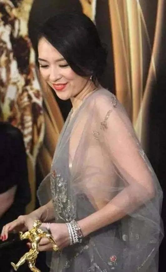 花影爱花 章子怡沙滩脱掉自己泳衣与富豪热吻,和导演深夜讨论剧本