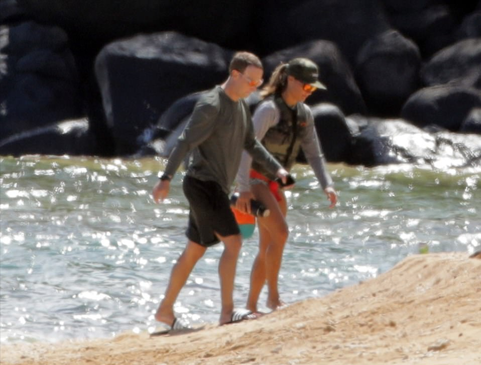 全球时尚风行|扎克伯格好男人形象“塌房”？单独和女性好友海边度假，比华裔妻子年轻