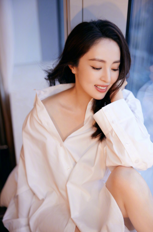 何有强 董璇可真是太清纯了，穿白衬衫故意把领口拉低，美的和仙女一样！