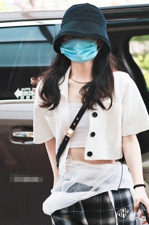 蓓小西|赵丽颖的早秋造型太成功,休闲外套配连帽卫衣,松松搭配真时髦