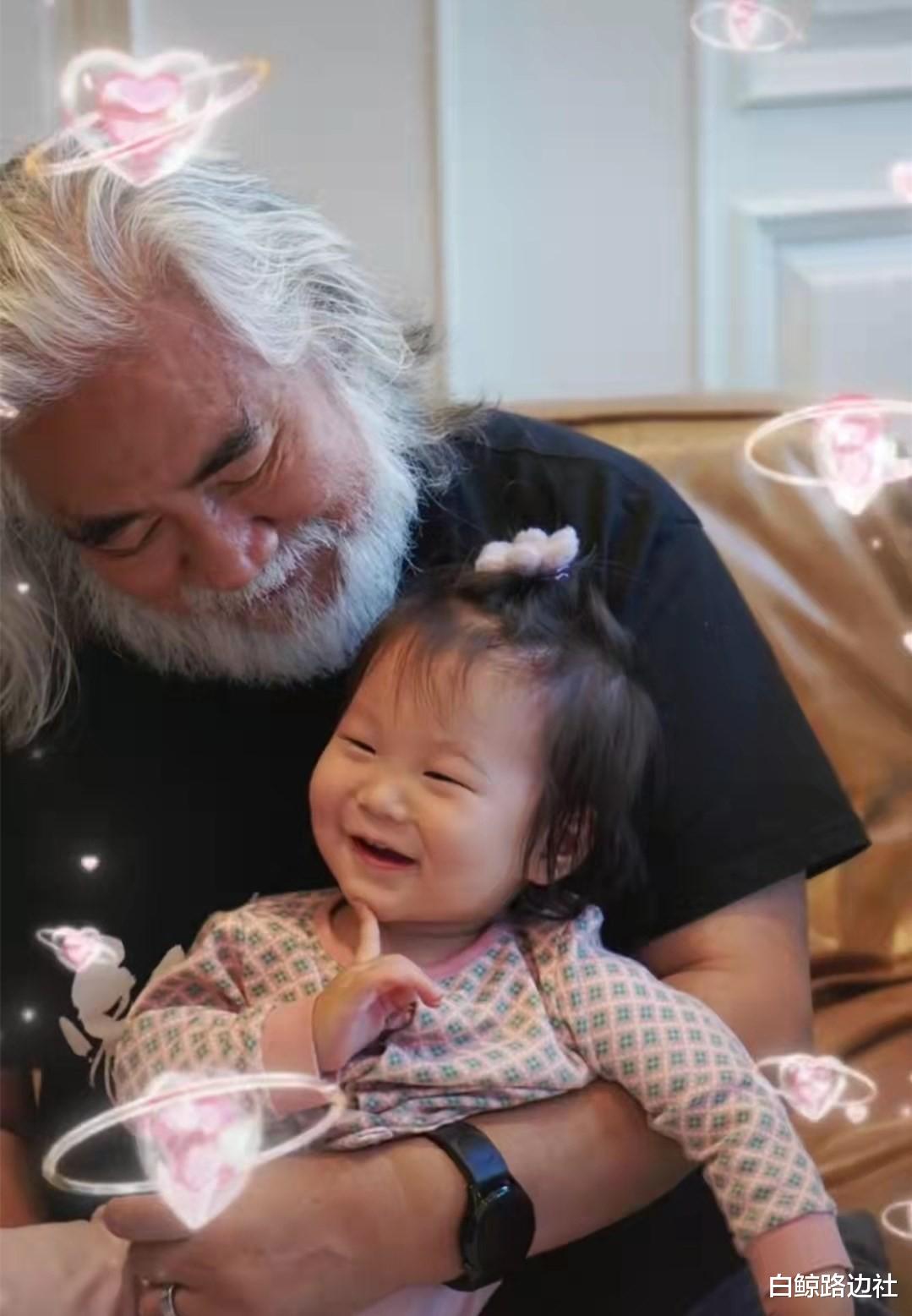 张纪中|70岁张纪中晒哄娃日常！亲吻1岁女儿小脚丫，父女两个共用一张脸