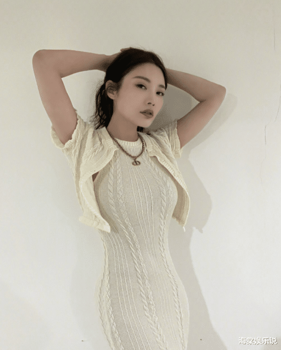 赵丽颖|徐冬冬减肥20斤瘦人不瘦胸，水蛇腰性感迷人，前凸后翘秀事业线