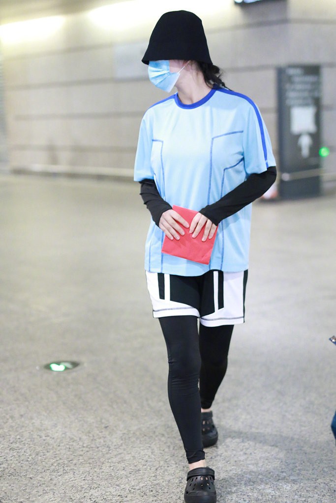 八只爪的猫|谢娜复出后走机场，叠穿造型真时髦