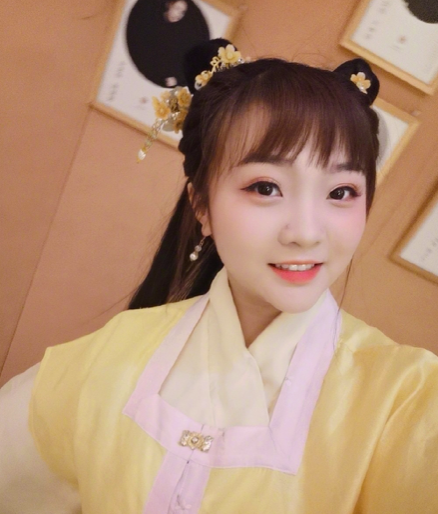 林妙可|21岁林妙可晒减肥视频，染发化妆形象大变，瘦出尖下巴身材仍显胖