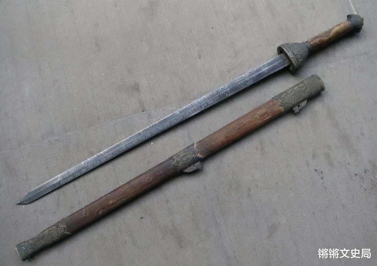 2010年，重庆老农捡到一把宝剑，专家建议其上交，他却打磨成菜刀