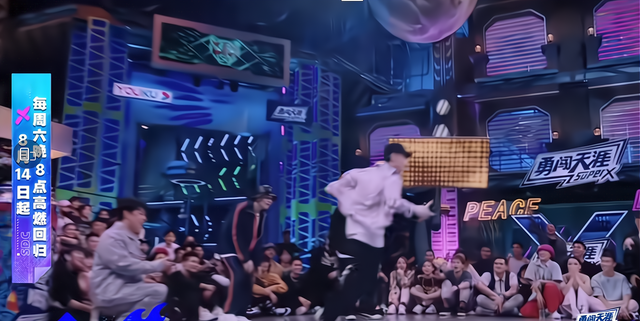 街舞|街舞对决一触即发，王一博霸气回应：没关系，直接来吧！