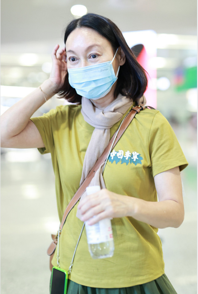何有强|惠英红也学年轻人“赶时髦”，绿T恤配半身裙清爽减龄，温柔舒适