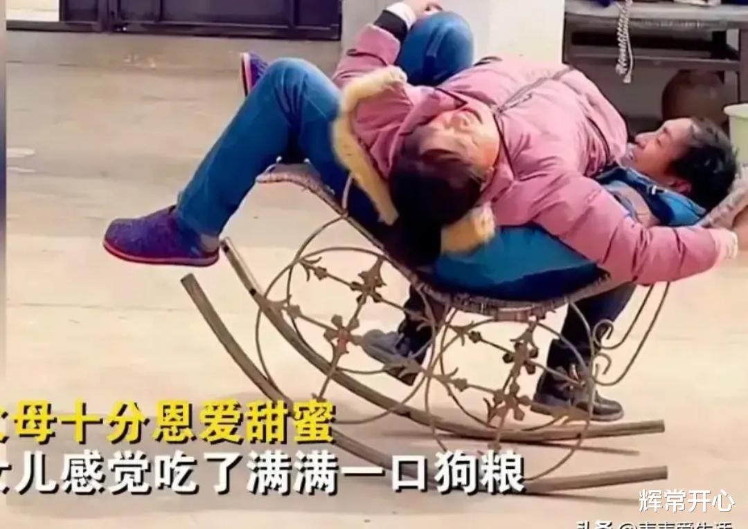 辉常开心 丽江姑娘回家过年，巧遇父母院子里“叠罗汉”式晒太阳，伤害不大侮辱性极强！