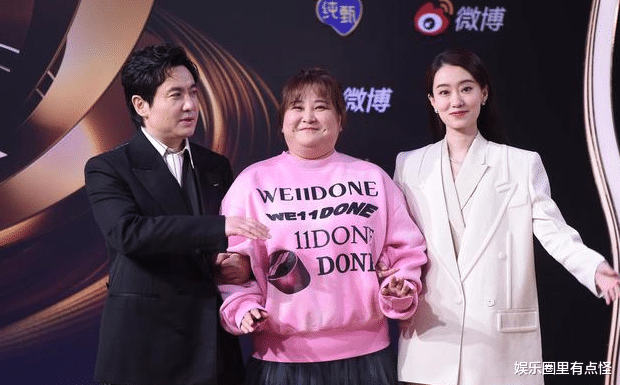 张小斐|《李焕英》捧红的张小斐走红毯，行头超百万，老板贾玲一身卫衣