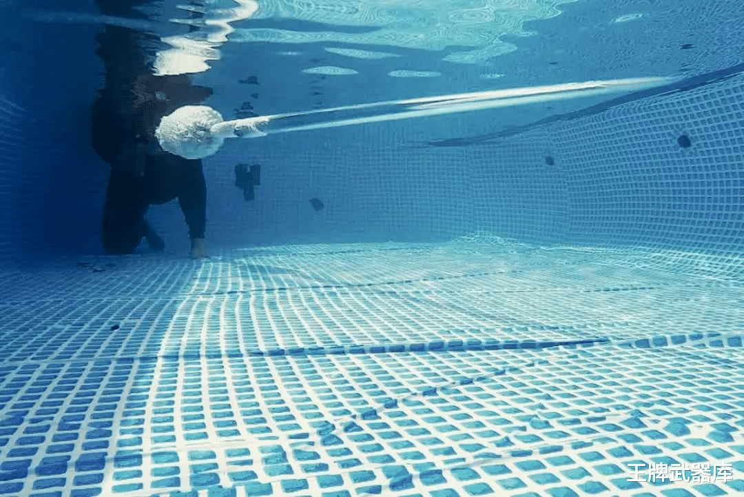 射击|如果用机枪疯狂扫射士兵，那么士兵都跳水里，真的能躲避子弹吗？