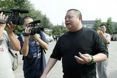 成龙|2007年，成龙准备在北京工体馆举办演唱会，冲进来一群大汉：都给我停下