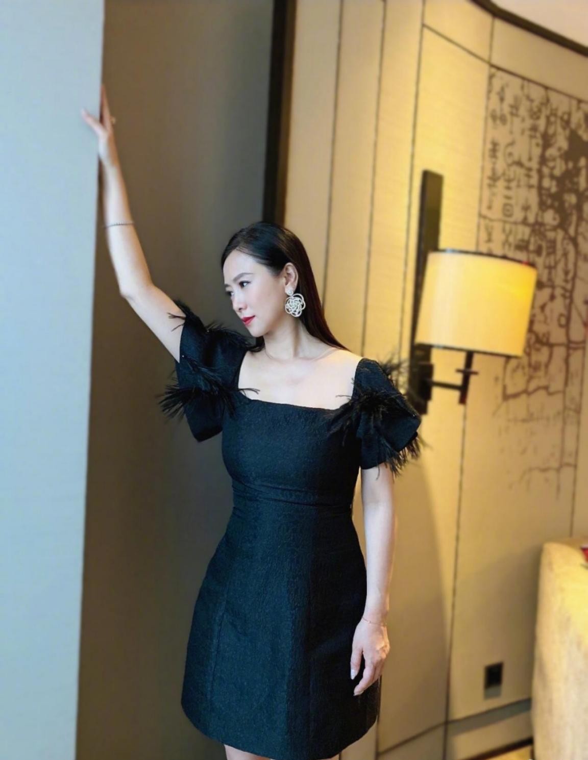 BiuVogue|优雅性感与年龄无关，翁虹大胆穿着紧身裙子风采依旧，不像50多岁