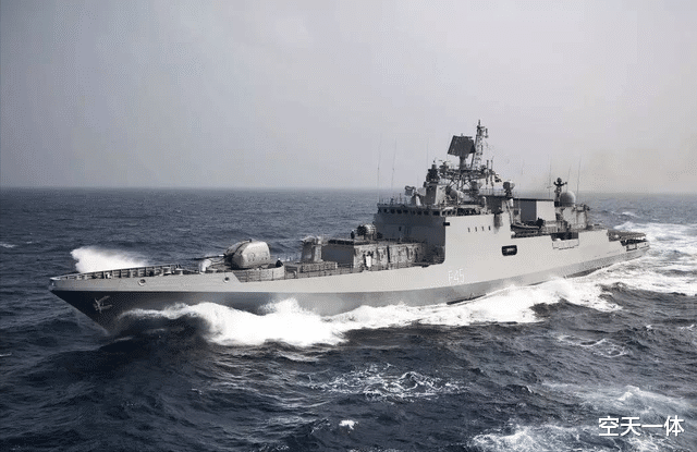 印度|用3块布条冒充国旗，印度新舰在俄罗斯下水，也太抠了