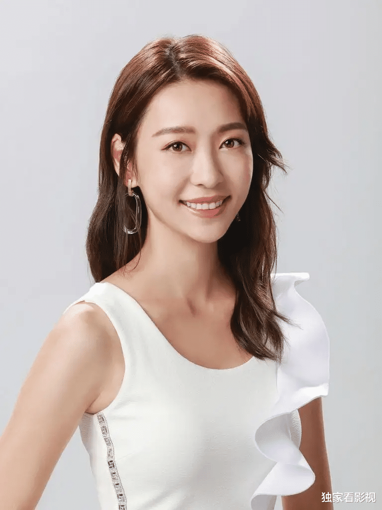 张雨绮|港姐12强，不走后门的星二代让爸爸撑场，两位佳丽因粤语被淘汰？