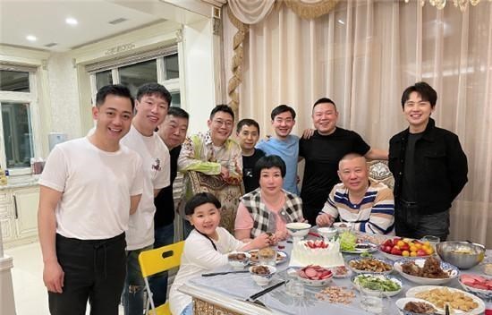 德云社|德云社集体为王惠庆生，栾云平画风独特，岳云鹏简单直接无配图