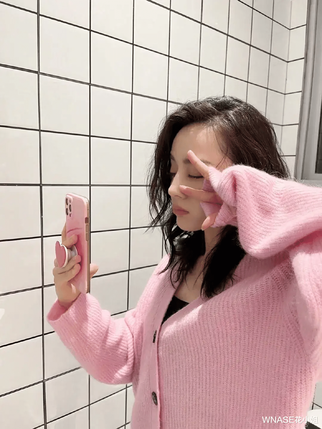 WNASE花小姐 女明星集体晒“初雪照”超养眼！冬日穿搭成焦点，你最pick哪一套