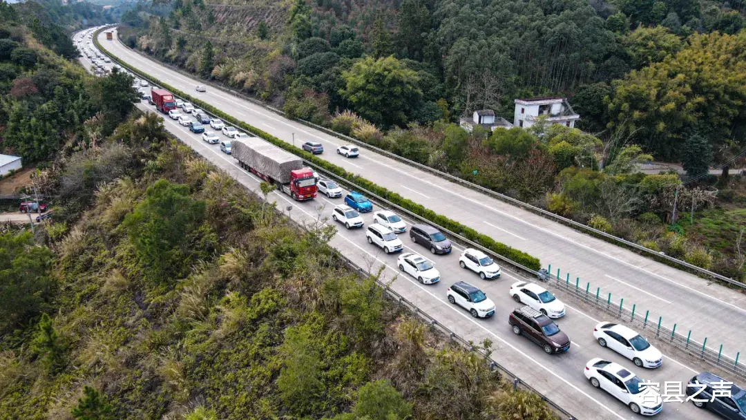 容县之声 节后返程高峰来袭，堵堵堵！广西高速上演堵车大片，从白天堵到黑夜