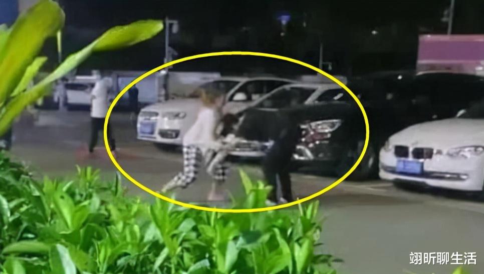 翊昕聊生活 “对不起，我给不起30万聘礼”：女子跪求不要分手，男子转身离开