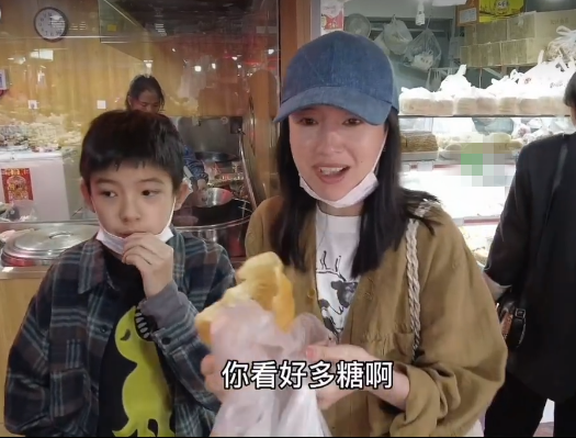 董洁|董洁和家人聚餐，素颜出镜眼袋重难掩疲惫，却自称像未长大的孩子