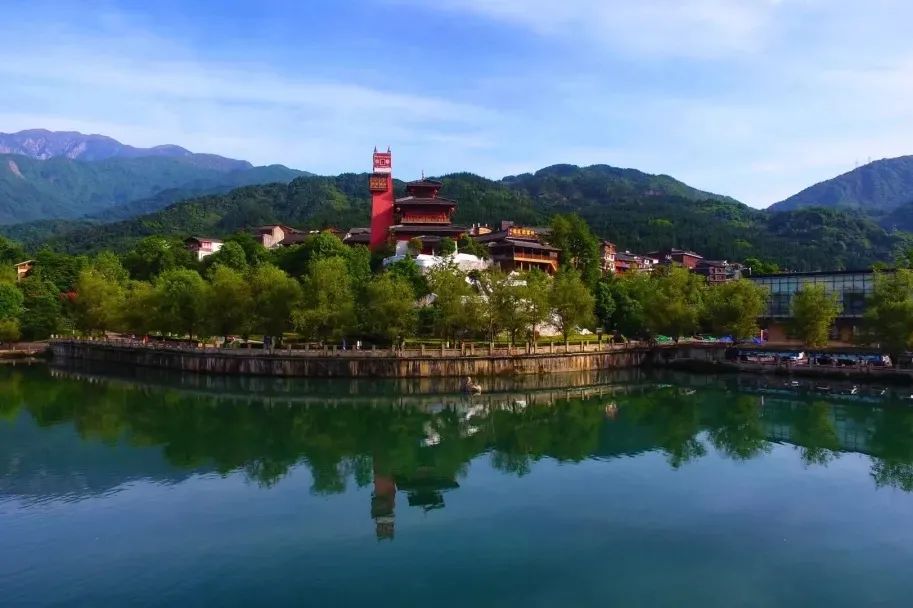 成都快报 绿色成为4084平方公里最亮的底色，汶川保生态也是保民生！