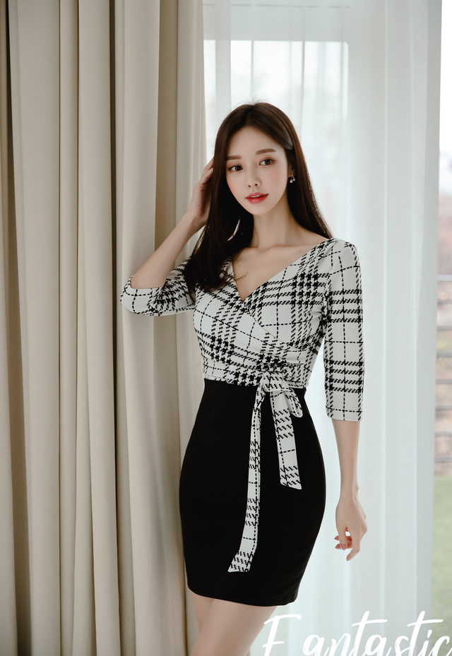 心壹穿搭|女神孙允珠时尚写真：朦胧水雾玻璃浅灰格纹拼色裙