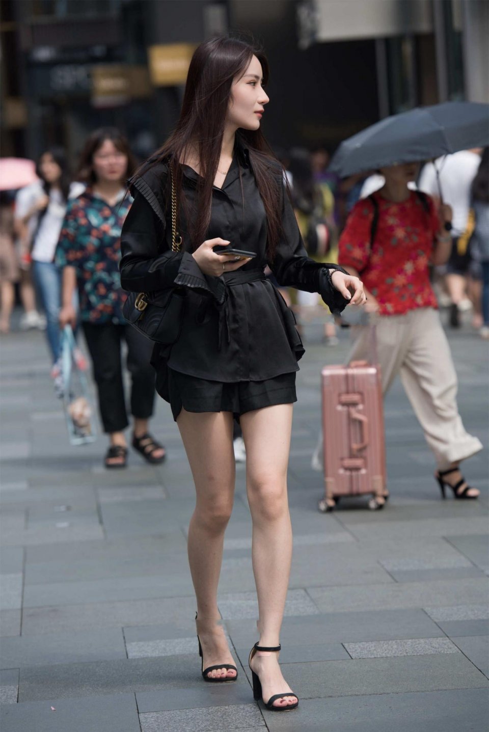 衬衫|黑色衬衫配上短裤，展现您的时尚和魅力，有职场的干练感