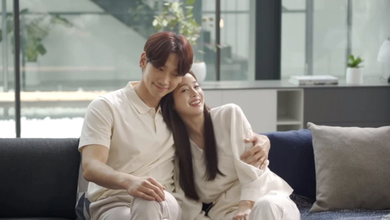 金泰希|韩国女星金泰熙久违亮相，与丈夫Rain拍广告，相互依偎甜蜜撒糖