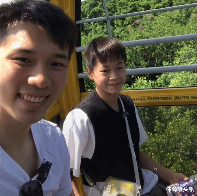 月球 全红婵终于去了动物园！被老虎“扑来”吓一跳，与猩猩合影太可爱