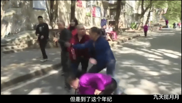 九天揽月月|亲姐弟为了六万丧葬费，大姐被兄妹无情殴打，亲情就如此廉价吗？