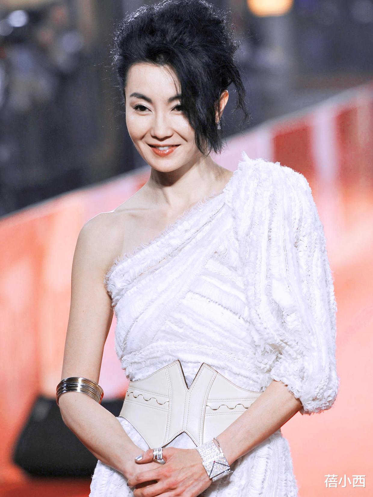 蓓小西|张曼玉巨星气场太强了，穿白色斜肩连衣裙走红毯，56岁气质很惊艳
