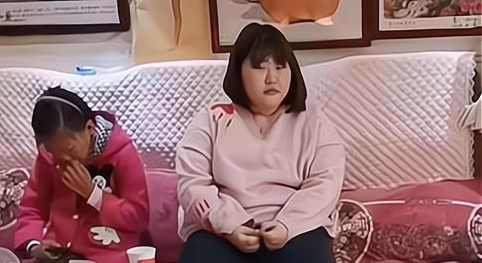 淡妆 大衣哥女儿罕见露面，现身美发店弄头发，减肥失败身材恢复原状