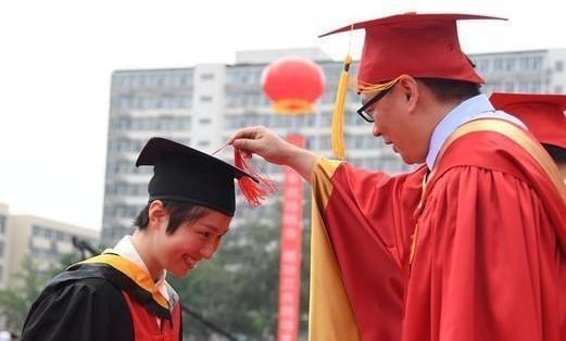 萌听小c姐|高校毕业典礼逐渐“内卷”，看完这些创意礼物，复读还来得及吗？