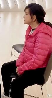 刘晓庆|65岁刘晓庆做核酸检测表情痛苦，吓得全程闭眼，坐姿佝偻像个老太太